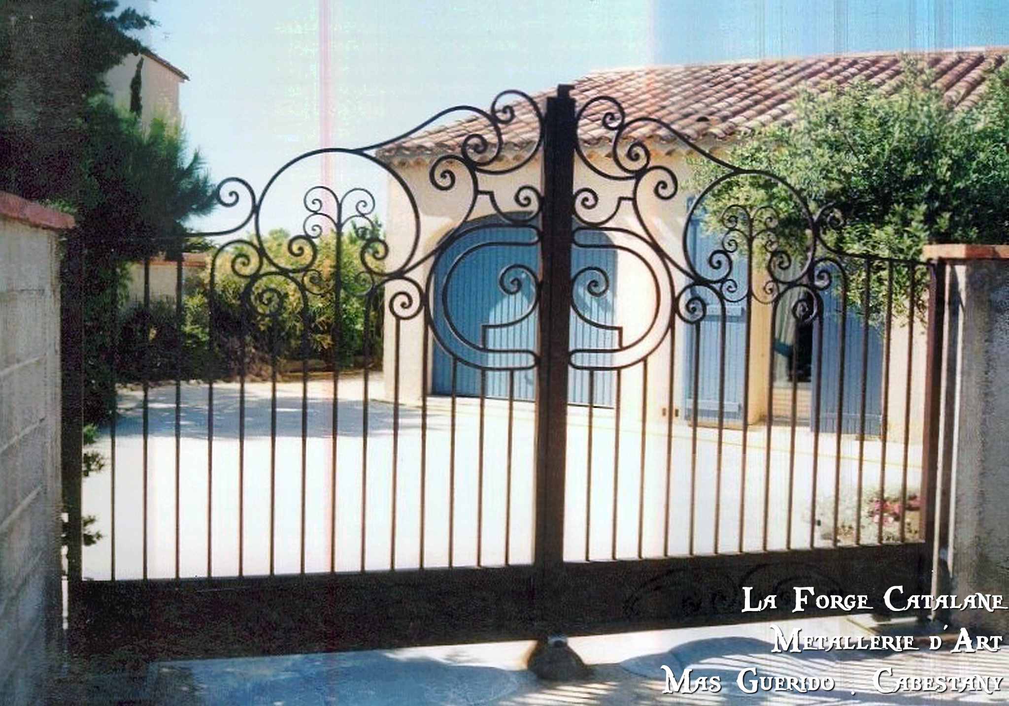 portail soubassement tole partie haute ouvragee forge catalane.jpg